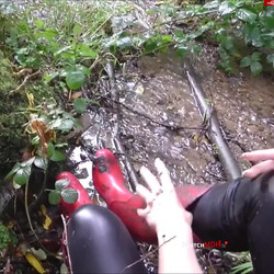 Lara-CumKitten - Hilflos, nass und geil in roten Gummistiefeln.mp4